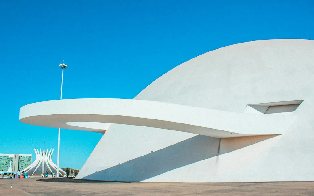O que conhecer em Brasília: roteiro pelo Eixo Monumental 9 Museu Nacional da República, obra de Oscar Niemeyer