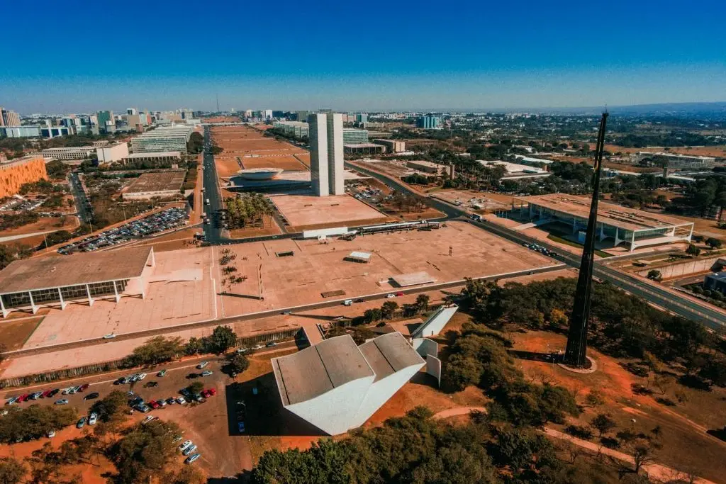 O que conhecer em Brasília: roteiro pelo Eixo Monumental 13 Vista do alto da Praça dos Três Poderes em Brasília