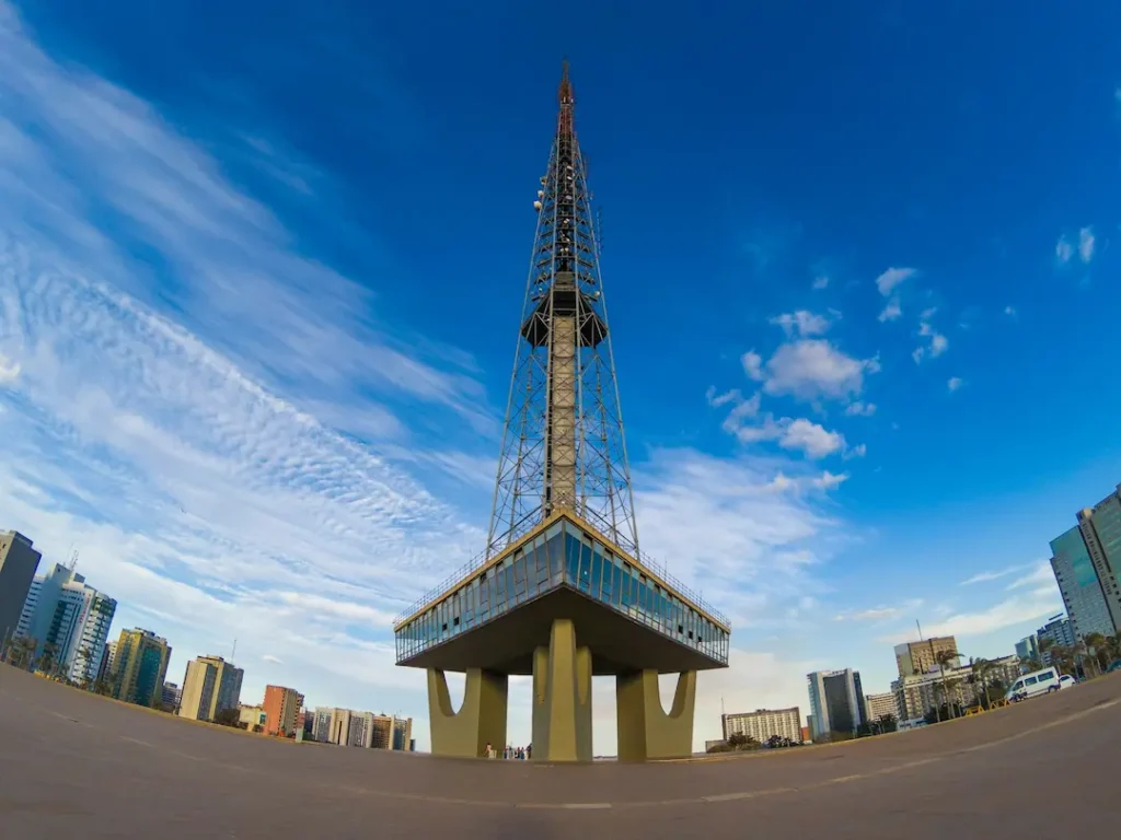 O que conhecer em Brasília: roteiro pelo Eixo Monumental 8 Torre de TV no Eixo Monumental em Brasília Distrito Federal